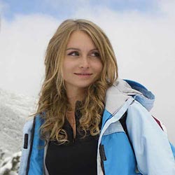 Deze vrouw is gelukkig dat ze actie heeft ondernomen om een oplossing voor haar stressklachten te vinden door middel van coaching en meer bewegen en voedingssupplementen