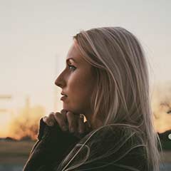 Stress kan een zware last zijn, maar deze vrouw heeft een moment genomen om na te denken over hoe ze ermee kan omgaan. Haar gezichtsuitdrukking toont een zekere concentratie, terwijl ze zich verdiept in manieren om haar welzijn te verbeteren. Misschien overweegt ze eenvoudige ontspanningstechnieken, zoals mediteren of diep ademhalen, of zoekt ze naar een gezondere balans tussen werk en privéleven. Ongeacht haar specifieke aanpak, is het duidelijk dat ze proactief op zoek is naar oplossingen om de druk in haar leven te verminderen en een meer serene en evenwichtige levensstijl te bereiken.